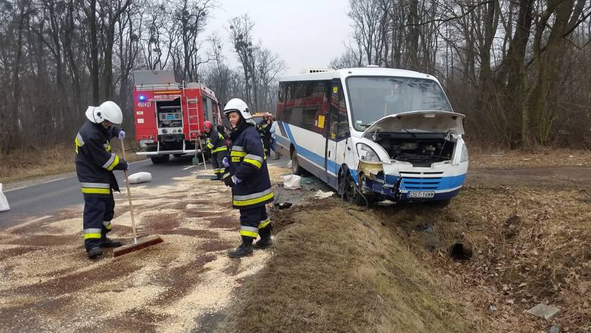 Wypadek na drodze wojewódzkiej 426 pod Strzelcami Opolskimi. Na wysokości Księżego Lasu autobus strzeleckiego pekaesu zderzył się z ciągnikiem rolniczym.