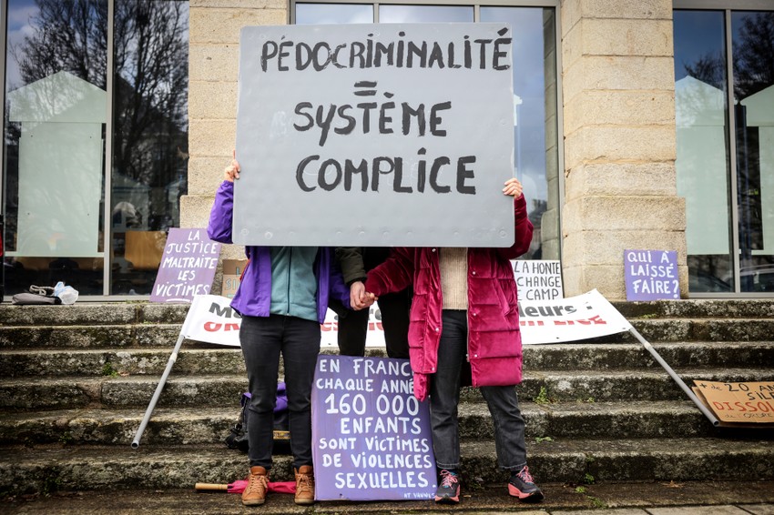 Demonstranti ispred suda u Vanu prvog dana suđenja Žoelu le Skuarneku