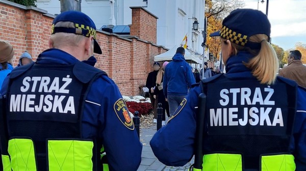 W całej Polsce istnieje 381 straży miejskich i 63 straże gminne. Łącznie pracuje w nich 7693 strażników, w tym 1273 w Warszawie.