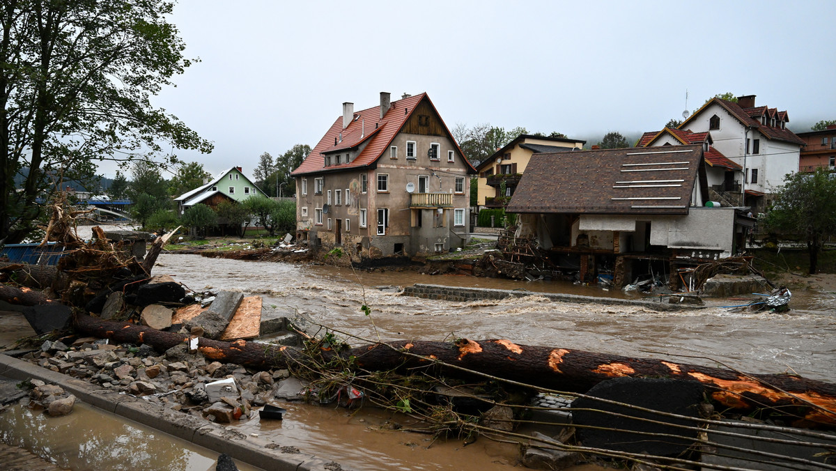 "Zagrożeniem nie jest sama woda". Co niesie ze sobą powódź?