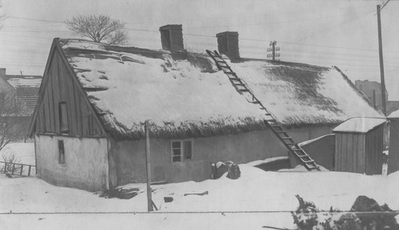 Stara chata rybacka w Gdyni w 1933 r. Do dziś w centrum Gdyni, otoczona budynkami z wielkiej płyty, w sąsiedztwie nowych biurowców, przetrwała w prawie niezmienionej formie chata rybacka z 1890 r. To niewielki parterowy dom, z kamienną podłogą i drewnianymi maleńkimi okienkami. Znajduje się prawie na dawnej granicy Gdyni i Oksywia, które jeszcze przed 100 laty były leżącymi tuż obok wioskami rybackimi i jest w niej Pub.