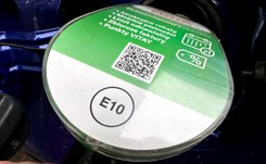 Tych samochodów NIE tankuj nowym paliwem. Oto lista popularnych modeli