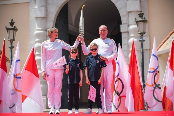 Princ Albert sa princezom Šarlin i njihovom decom