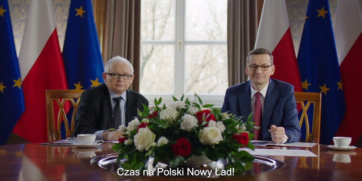 Wicepremier Jarosław Kaczyński i szef rządu Mateusz Morawiecki w spocie reklamującym „Nowy ład”
