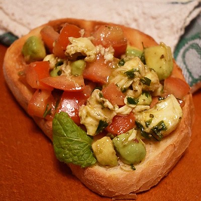 Avokádós és paradicsomos Bruschetta