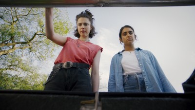 Kadr z filmu „Żegnajcie, laleczki. Na zdjęciu Margaret Qualley jako Jamie i Geraldine Viswanathan jako Marian