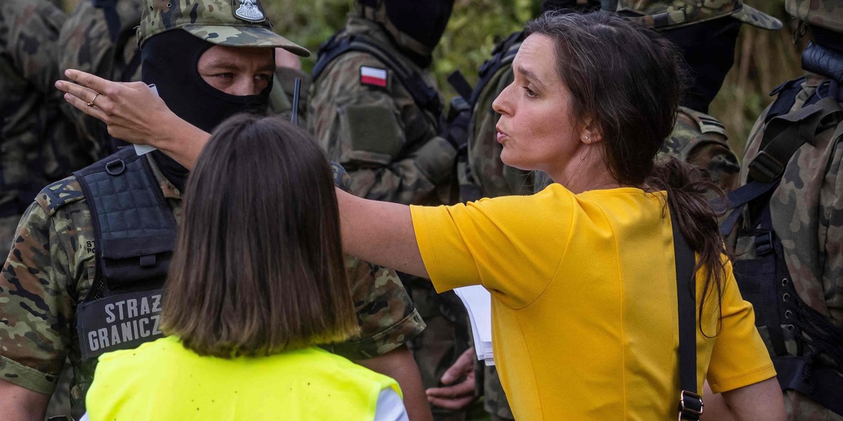 Posłanka Klaudia Jachira pojechała do Usnarza Górnego, żeby pomóc koczującym tam Afgańczykom. 