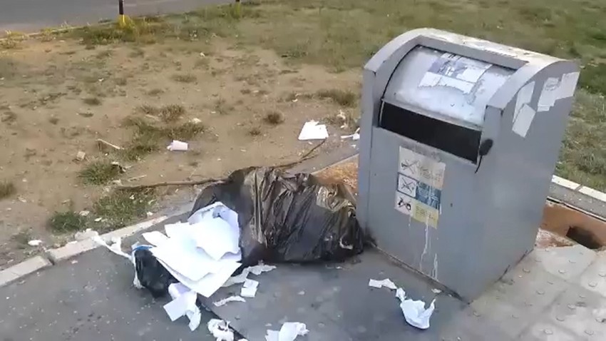 Lični podaci klijenata banke pored kontejnera