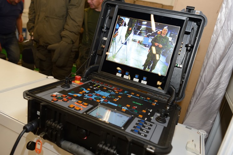 Konsola sterownicza robota EXPERT, przeznaczonego do rozpoznania, podejmowania i neutralizacji przedm. niebezp. <br><br> fot. Sławomir Mrowiński