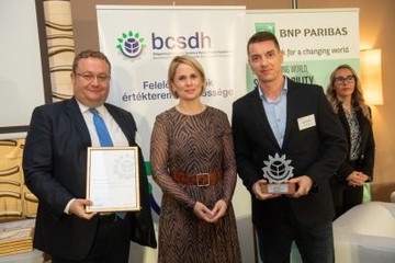 örforgásos gazdaság kategória:MasterPlast Nyrt. – Hungarocell Zöld ProgramA körforgásos gazdaság szempontjából rendkívül fontos lépés, hogy ez a kiemelt koncepcionális megközelítés az építőiparban is megjelent. A vállalat a szigetelőanyag-hulladék visszagyűjtéséből és újrahasznosításával állít elő alapanyagot.A díjat Nagy Richárd, a MasterPlast Nemzetközi marketing és PR vezetője vette át.