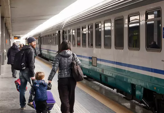 W pociągu wyświetla się kolejowy "sawłarwiwr" dla rodziców - mama obnaża ignorancję wobec dzieci?