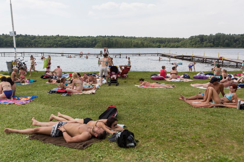 Ludzie opalający się na plaży