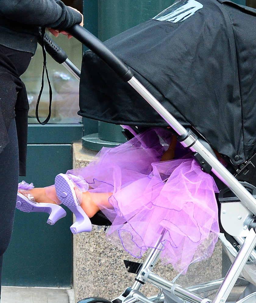 2-letina córka Kim Kardashian na obcasach