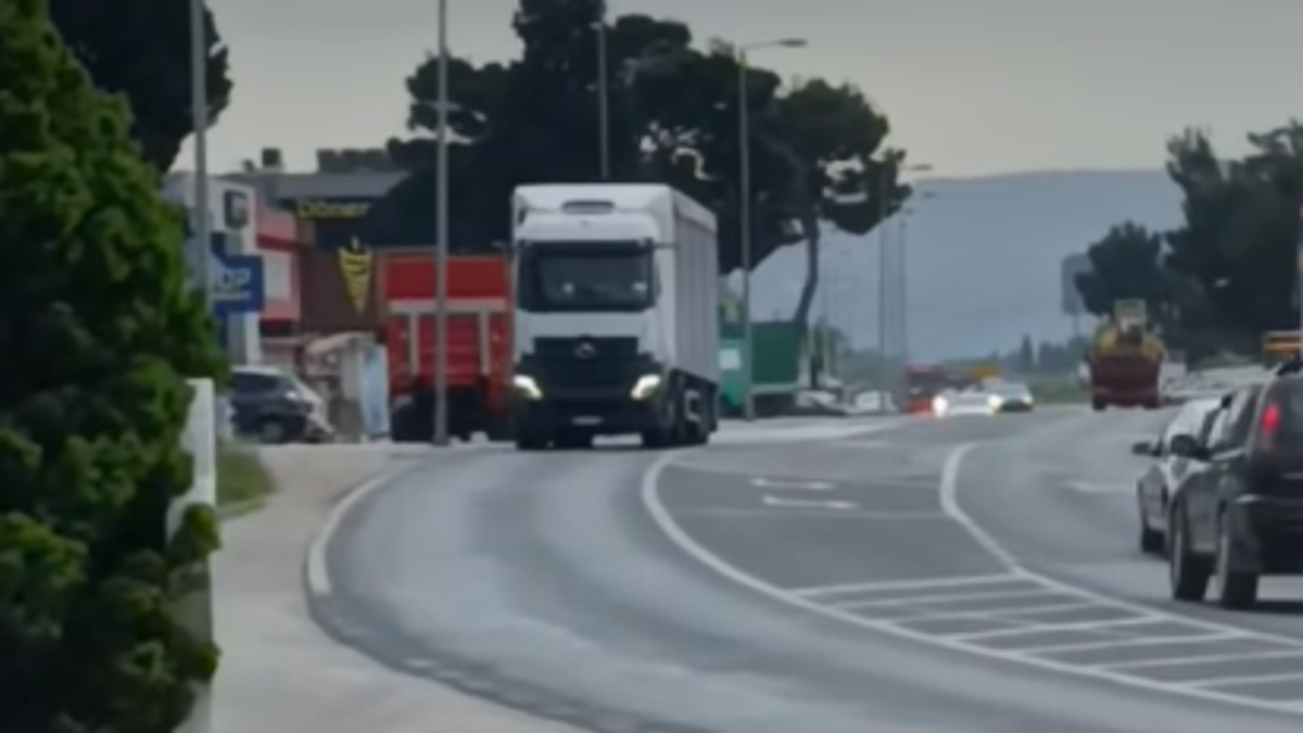 Nesvakidašnja scena kod Mostara! Kamiondžija primetio nešto neobično pa NAGLO ZAKOČIO, niko živi se nije bunio, narod oduševljen! (VIDEO)