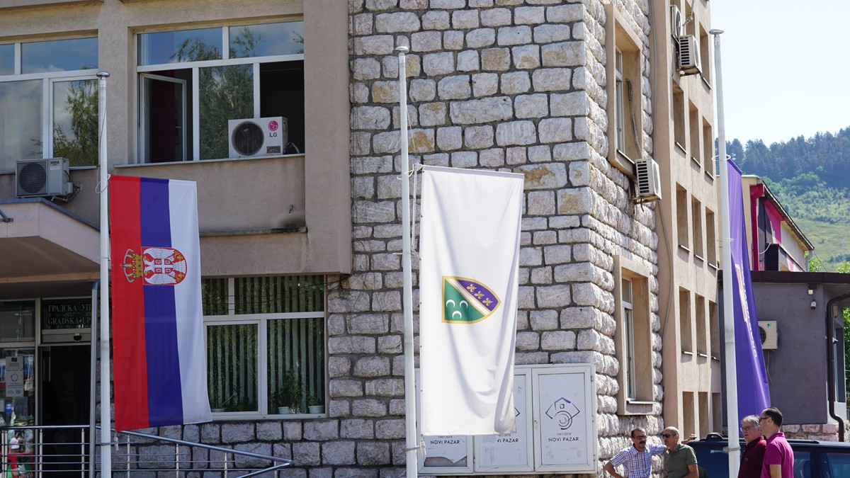 Zastave na pola koplja u Novom Pazaru