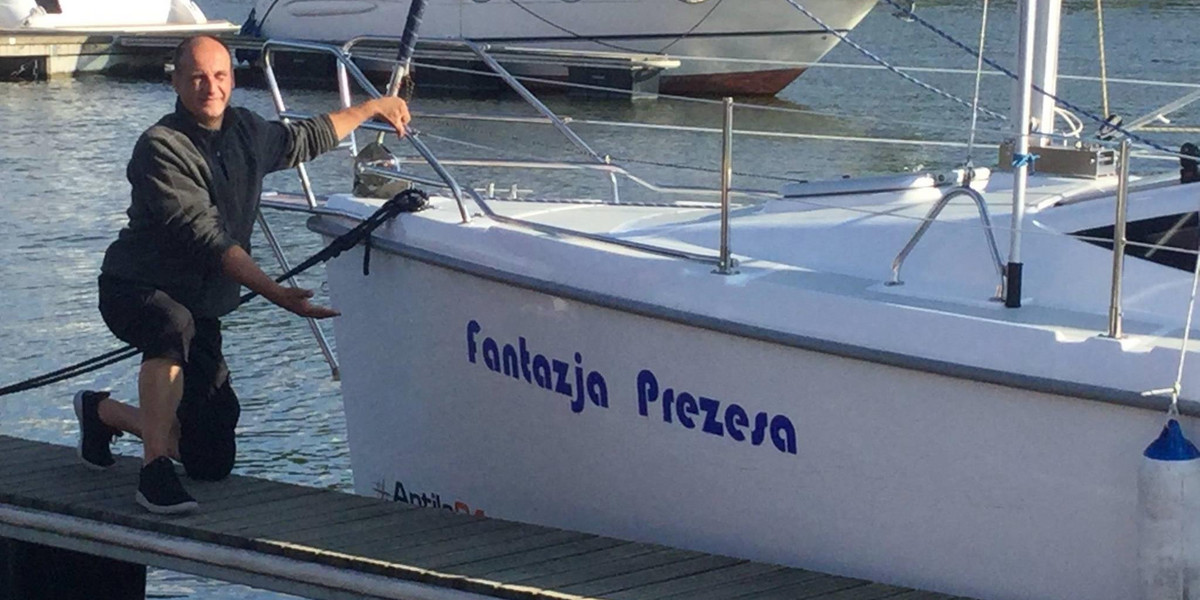 Paweł Kukiz pozuje z łodzią "Fantazja Prezesa"