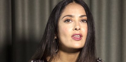 Salma Hayek eksponuje wdzięki w obcisłym kostiumie kąpielowym. Co za dekolt!