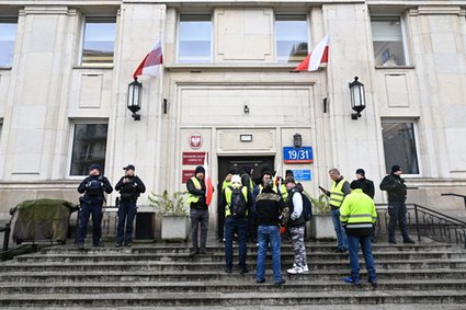 Rolnicy okupują budynek ministerstwa, domagają się spotkania z premierem