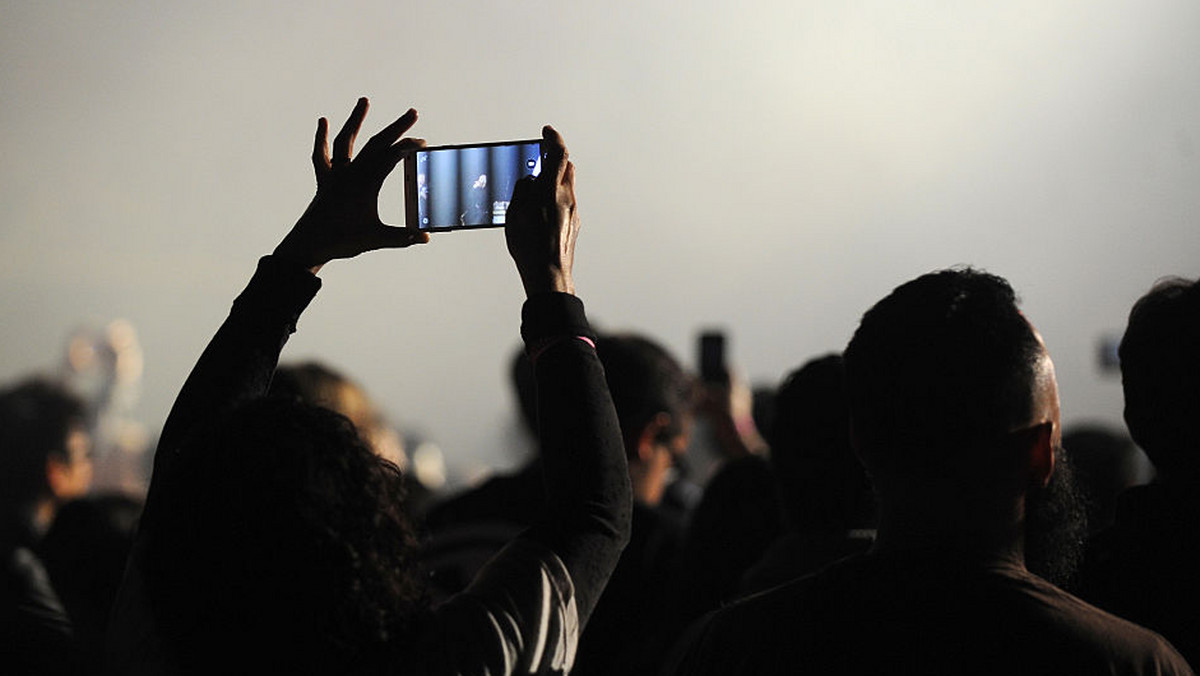 Amerykańscy muzycy wypowiadają wojnę ciągłej obecności telefonów komórkowych na koncertach. Narzekają, że fani nagrywają premierowe piosenki i publikują je w sieci i że zerwana została więź między muzykiem i fanami. - Mi to nie przeszkadza. Czasem nawet tworzy fajną atmosferę - mówi Onetowi gwiazda disco-polo Zenek Martyniuk, a Kazik Staszewski ocenia: chodzi o pieniądze.