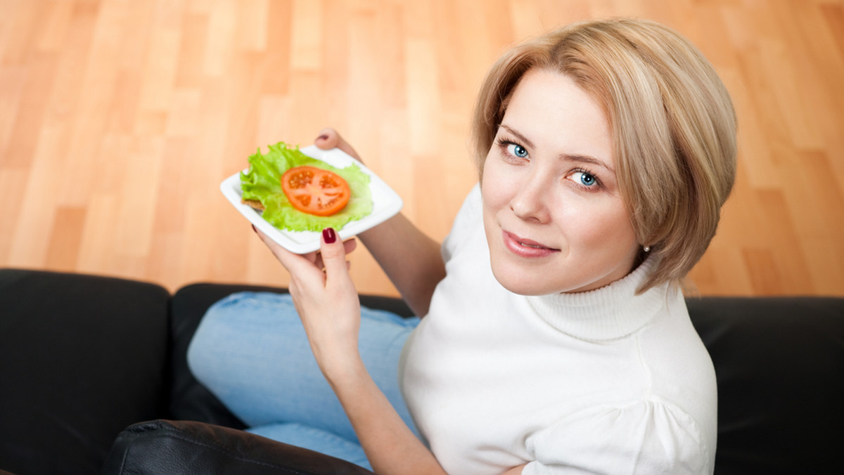 Jestem po amputacji piersi. Obecnie przede mną lampy (28 zabiegów) i terapia hormonalna. Chciałam zapytać, czy musze stosować jakąś dietę? Co mogę jeść, a czego muszę unikać? Bardzo boję się, że przy terapii hormonalnej przytyję. Obecnie mam 67 kg przy wzroście 152. Proszę o radę. Z pozdrowieniem Alicja