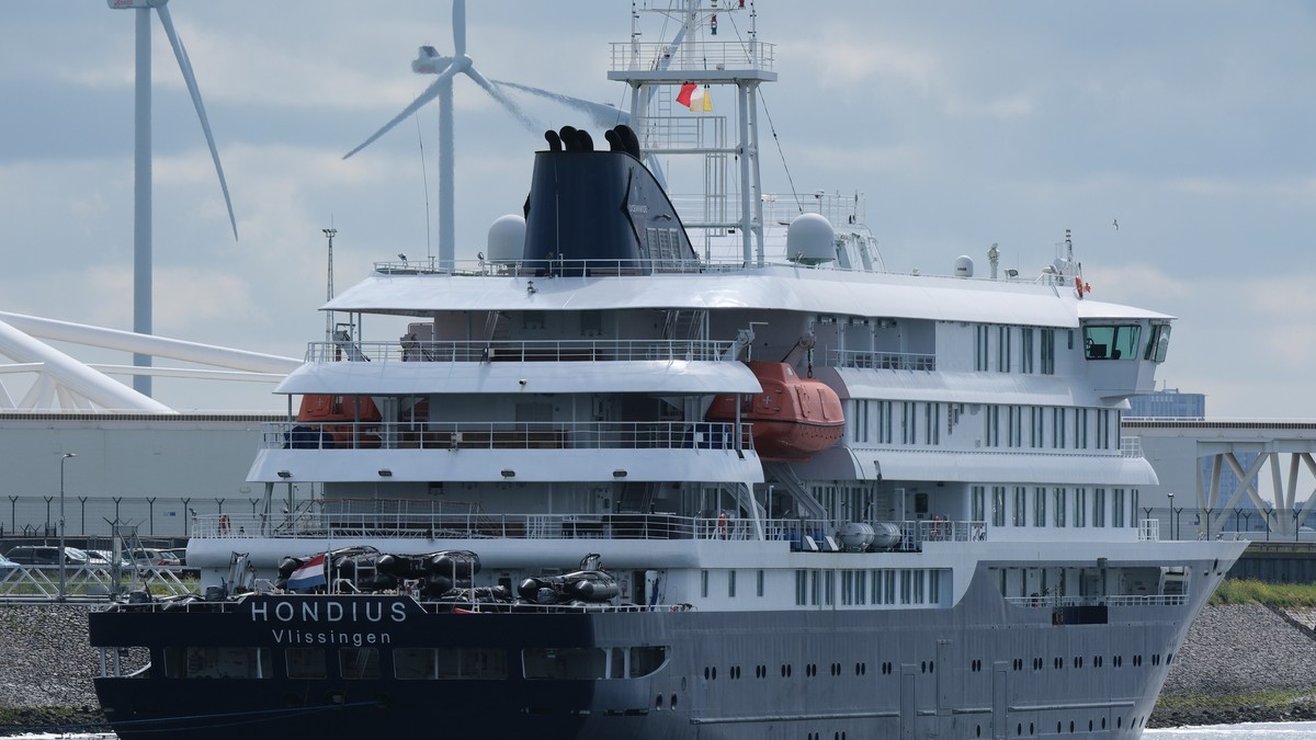 "MV Hondijus", luksuzni kruzer u centru epidemije hantavirusa, stigao je u holandsku luku Roterdam