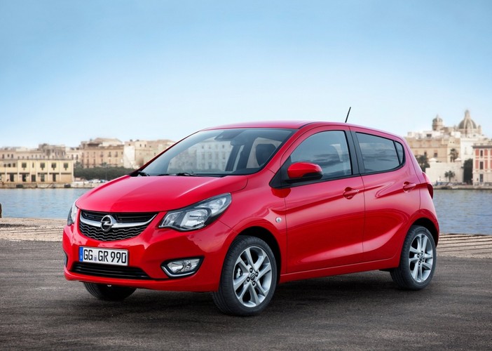 Najmniejszy model w gamie tego niemieckiego producenta występuje tylko w nadwoziu pięciodrzwiowym, a jego ceny zaczynają się od 35 900 zł. W ofercie znalazł się jeden silnik benzynowy 1,0 o mocy 75 KM.  Auto pojawiło się w ofercie w 2015 roku.
<br><br>
Podstawowa odmiana tego samochodu zawiera system monitorowania ciśnienia w oponach, komputer pokładowy oraz światła do jazdy dziennej. Na liście wyposażenia nie znalazła się natomiast klimatyzacja, radio, a światła LED dostępne są w najdroższej wersji wyposażenia (47,9 tys. zł) i wymagają dopłaty na poziomie 400 zł.