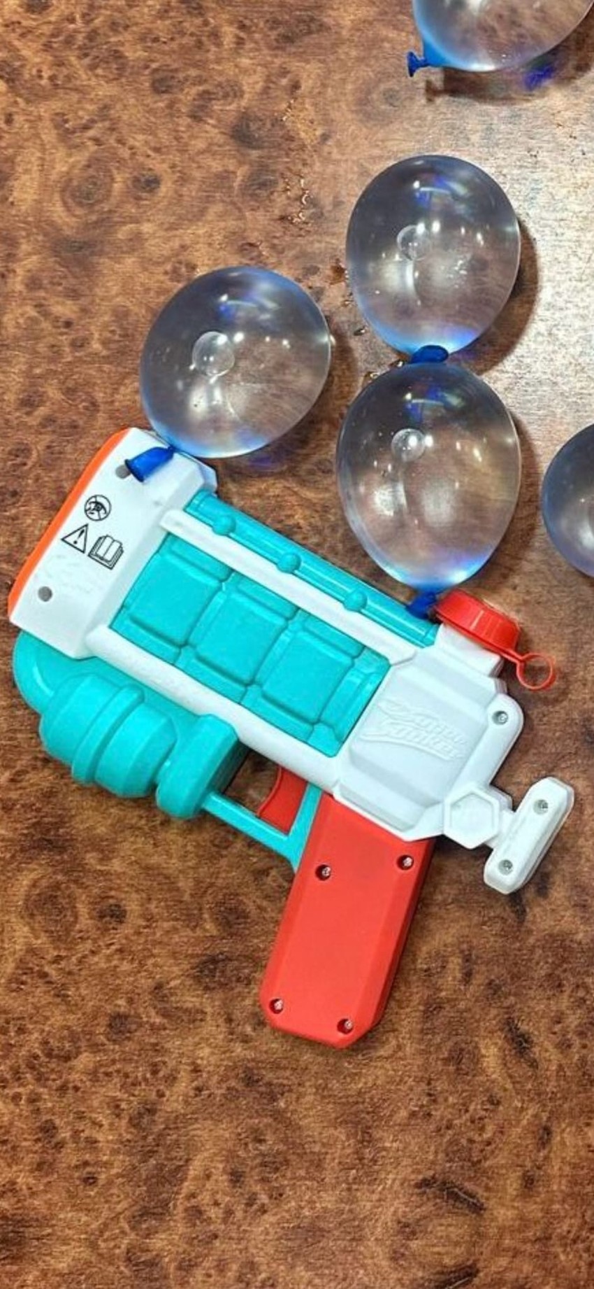 Kod odbornika su tokom pretresa nađeni elektrošok i baloni sa vodom, javio je Tanjug