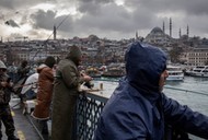 Most Galata w Stambule jest oblegany przez wędkarzy, którzy w ten sposób nie tylko zarabiają, walcząc z inflacją, ale także zdobywają pożywienie, grudzień 2021 r.