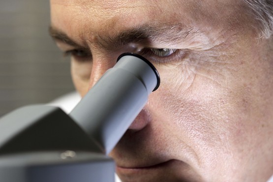 "Trzęsienie ziemi" na chipie. Naukowcy stworzyli laser fononowy, który może zrewolucjonizować smartfony