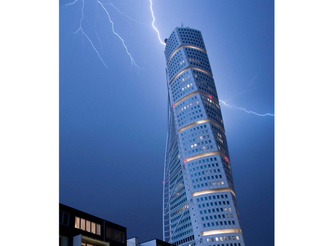 Piorun uderza w mierzący 190 m budynek Turning Torso w Malmö. Nad południowy zachód Szwecji, po fali upałów, nadciągnęło ochłodzenie wraz z silnymi podmuchami wiatru, deszczami i burzami