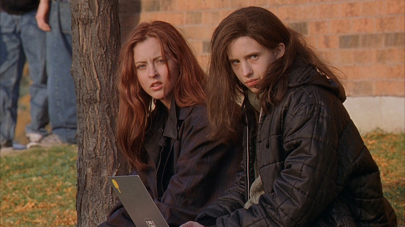 Emily Perkins i Katharine Isabelle w filmie "Zdjecia Ginger"