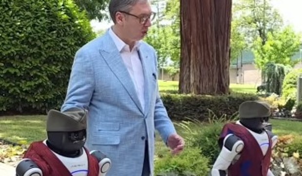 Vučić i roboti