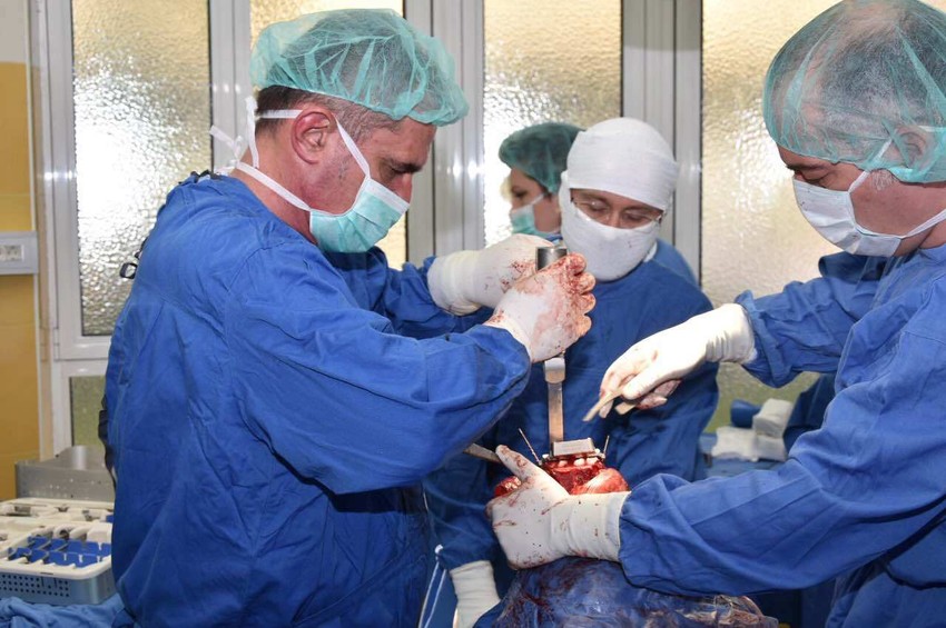 Prim. dr Veselin Bojat prilikom operacije kolena kod hemofiličara