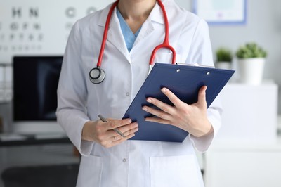 Co musi zrobić pracodawca, który przekroczył termin skierowania pracownika na badania