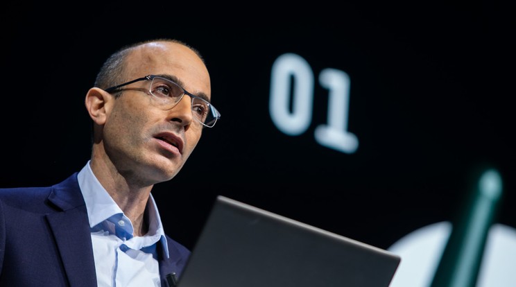 Yuval Noah Harari (a világ egyik legnagyobb figyelemmel kísért történésze) két szerzőtársával új értekezésben azt vázolta fel, hogy a mesterséges intelligencia milyen rettenetes veszélyt jelent az emberiség számára, ha nem kellően óvatosan bánunk vele. Akár olyan alávetettségbe is kerülhetünk, mint a Matrix című filmben, de ehhez egyáltalán nem szükséges, hogy az AI fizikai kapcsolatot létesítsen az emberekkel. / Fotó: World Economic Forum / Flickr