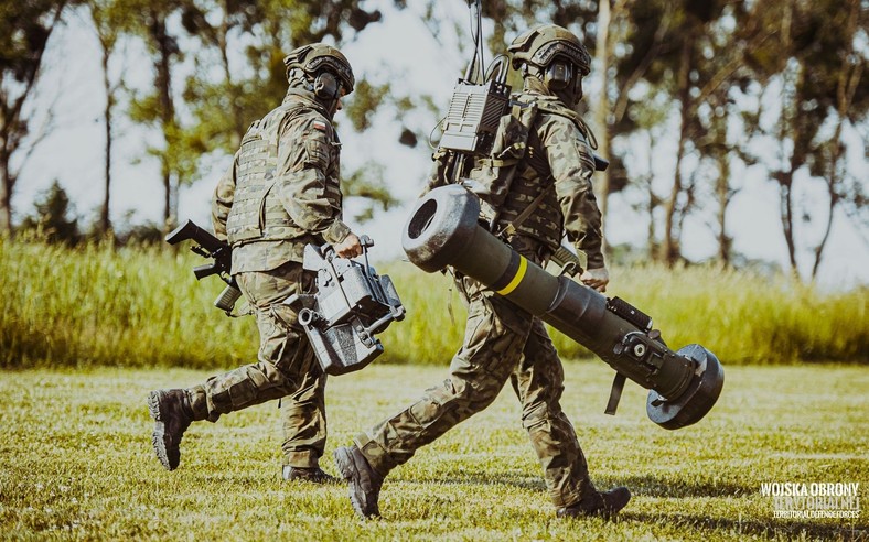 Żołnierze WOT z wyrzutnią przeciwpancernych pocisków kierowanych FGM-148F Javelin.