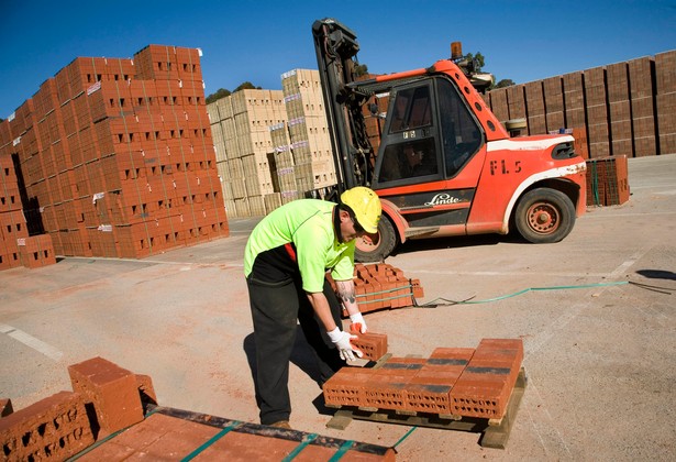 Zmienią się zasady kontroli materiałów budowlanych. Będą się odbywać nie tylko u producentów, ale także u sprzedawców i importerów.Gwarancją właściwego wykonywania kontroli będzie wymóg prowadzenia jej jednocześnie przez co najmniej dwóch inspektorów, czego dotychczas przepisy nie regulowały. Fot. Bloomberg