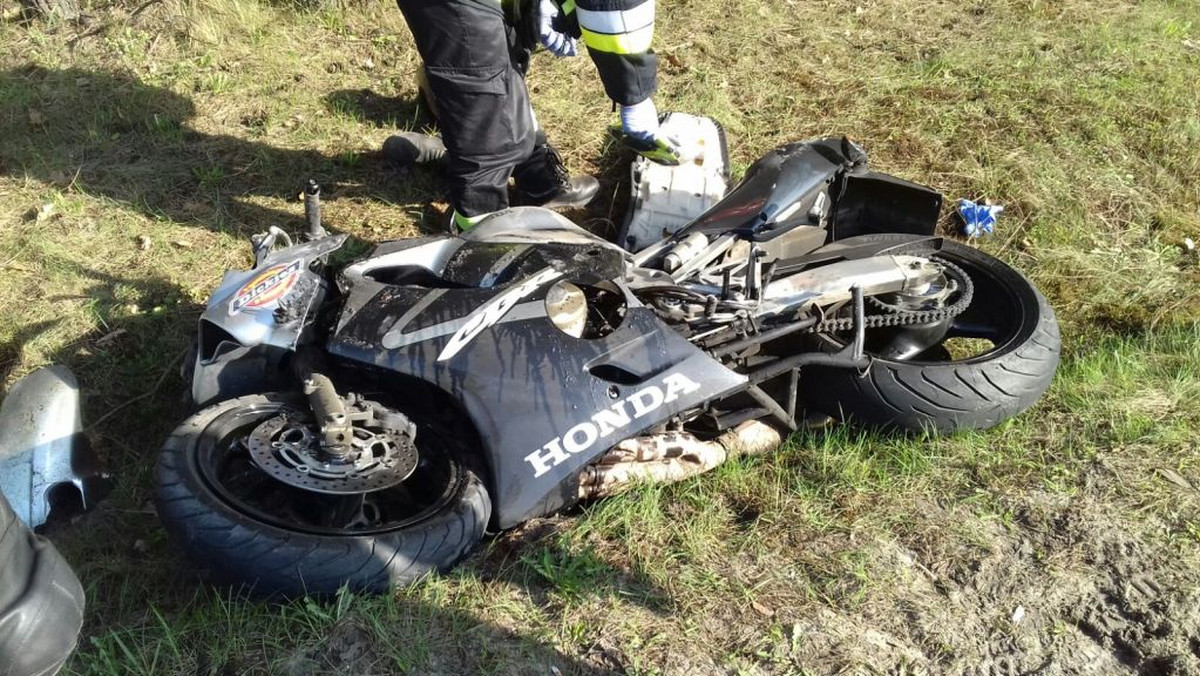 Wczoraj po południu 41-letni motocyklista wyprzedzał inne pojazdy, stracił panowanie nad maszyną i uderzył w bariery oddzielające drogę od ścieżki rowerowej. Kilka godzin później zmarł w szpitalu.