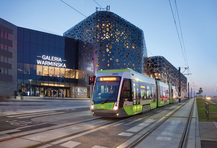 To najbardziej znany tramwajowy kontrakt Solarisa w Polsce: 15 dwukierunkowych Tramino dla Olsztyna za 120 mln zł. Te zdjęcia możemy oglądać z łezką w oku, bo teraz polski producent nie będzie już sprzedawał tramwajów wyłącznie jako Solaris. Pod koniec 2016 r. wspólnie ze szwajcarskim Stadlerem ogłosił utworzenie tramwajowej spółki joint venture, co może być początkiem przejęcia tej gałęzi Solarisa przez konkurenta. <br><br>

Stadlerowi zależało na wejściu na polski rynek tramwajowy, a Solaris chce skoncentrować się na swoim podstawowym biznesie, czyli autobusach, których dostarczył 14,5 tys. do 600 miast na świecie. <br><br>

Polski UOKiK zgodził się już na to, że Stadler przejmie 40 proc. mienia tramwajowej części Solarisa. Teraz producenci oczekują na podobne zgody od analogicznych urzędów m.in. w Szwajcarii, Austrii i Niemczech.