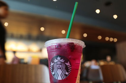 Starbucks rezygnuje z plastikowych słomek. Znikną z kawiarni do 2020 roku