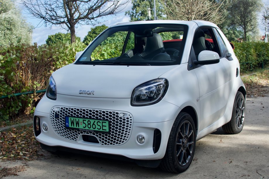 W porównaniu  poprzednimi generacjami, Smart EQ fortwo wyszlachetniał. Z zewnątrz prezentuje się naprawdę nieźle. 