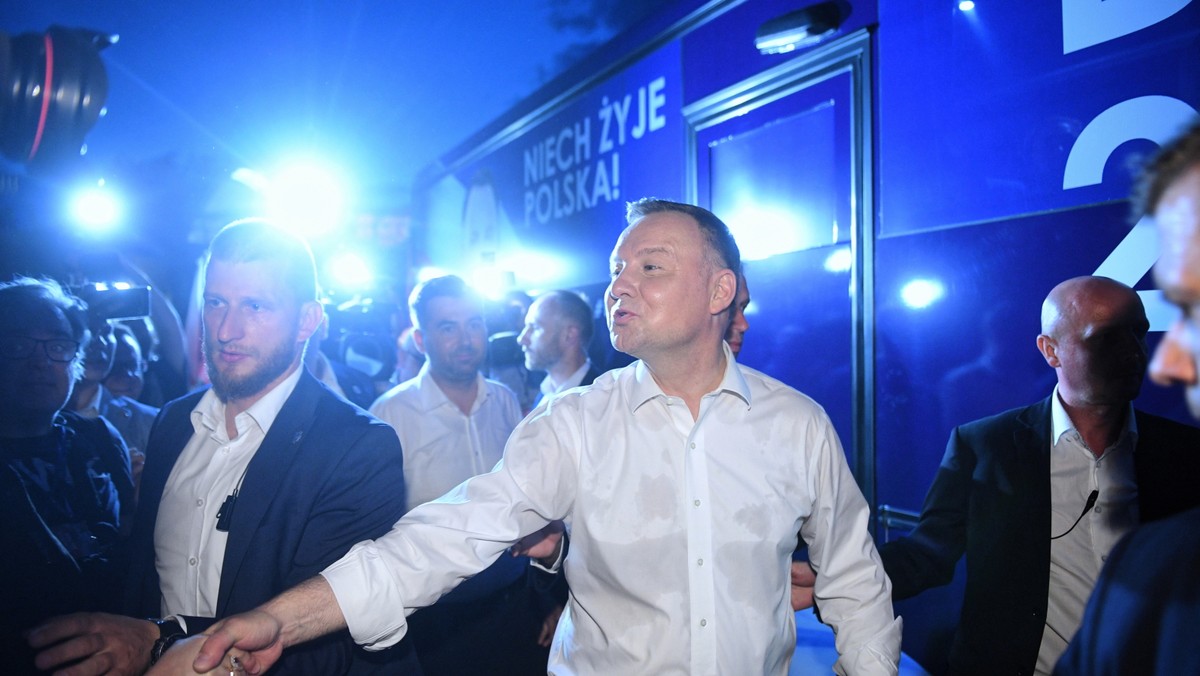  Wybory prezydenckie 2020. Ubiegający się o reelekcję prezydent RP Andrzej Duda (C) w sztabie wyborczym PiS w Łowiczu,