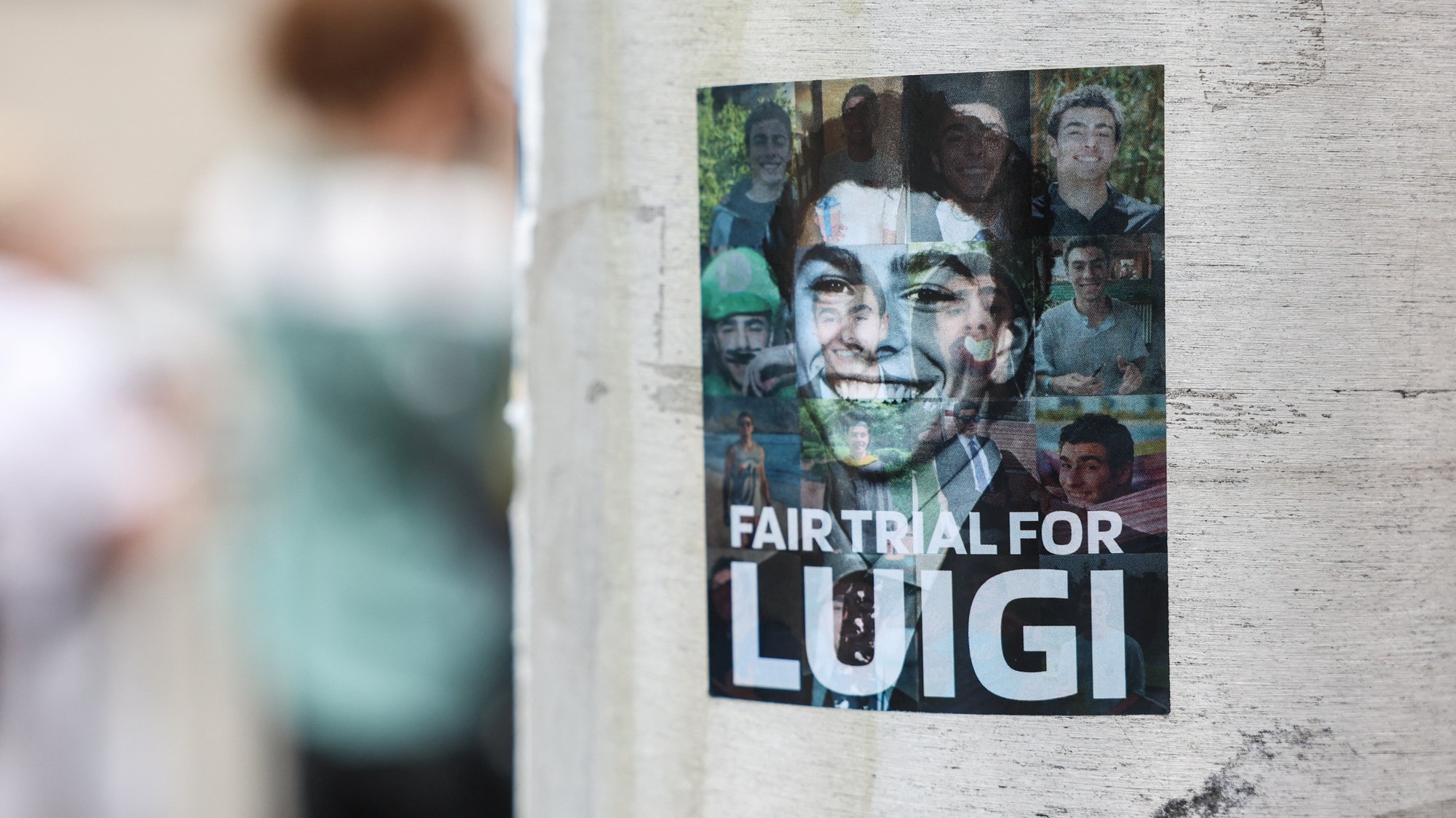 Luigi Mangione má predstúpiť pred súd v rámci federálneho konania týkajúceho sa vraždy generálneho riaditeľa zdravotnej poisťovne, 14. augusta 2026.