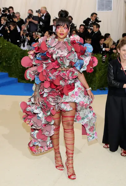 Rihanna podczas MET Gala 2017 poświęconej twórczości Rei Kawakubo