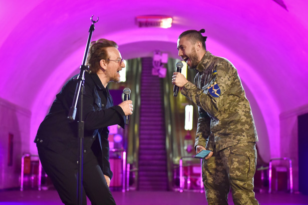 Bono i Taras Topolia podczas koncertu w metrze w Kijowie