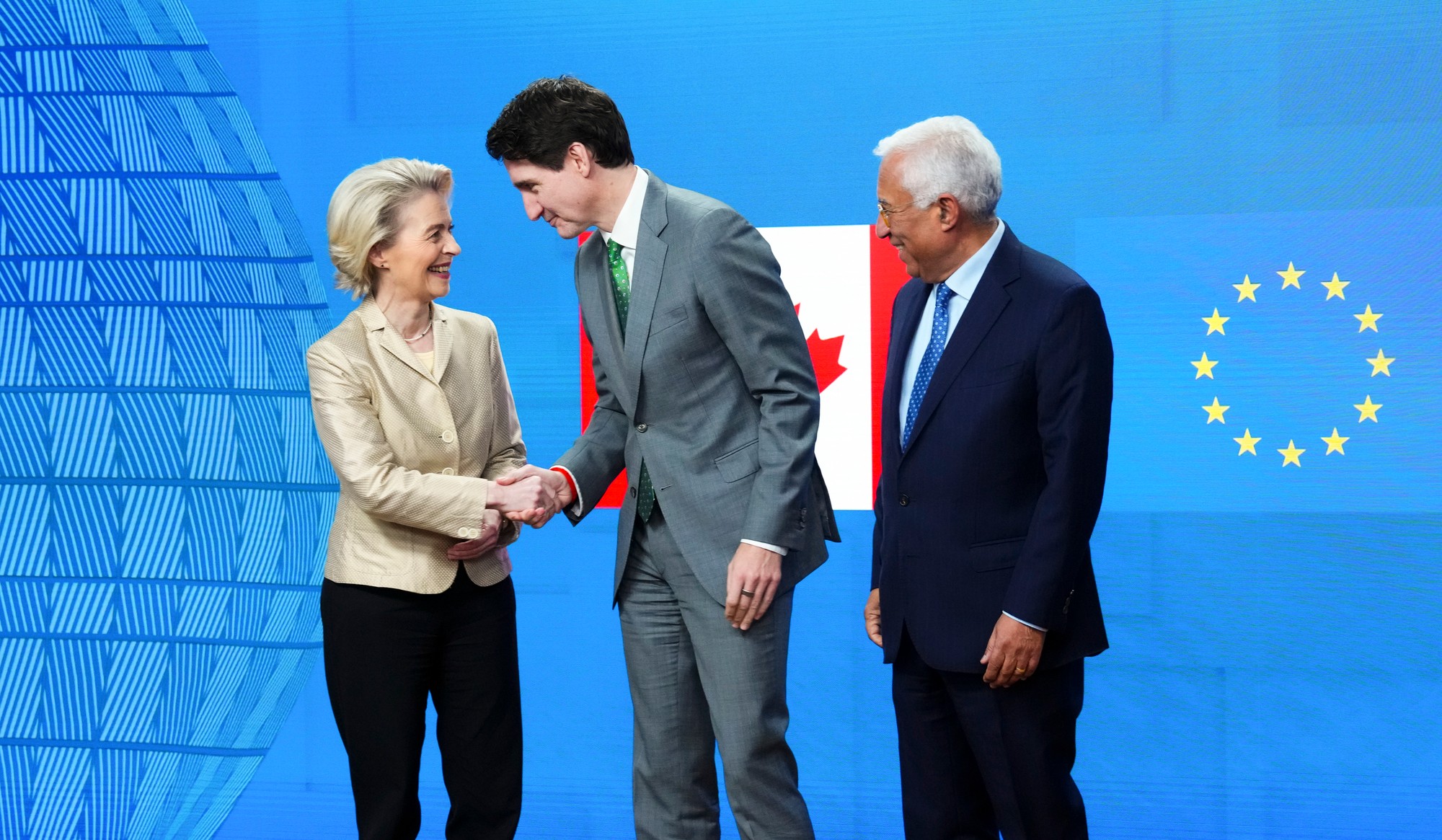Kanadský premiér Justin Trudeau, predseda Európskej rady António Costa a šéfka Európskej komisie Ursula von der Leyenová.