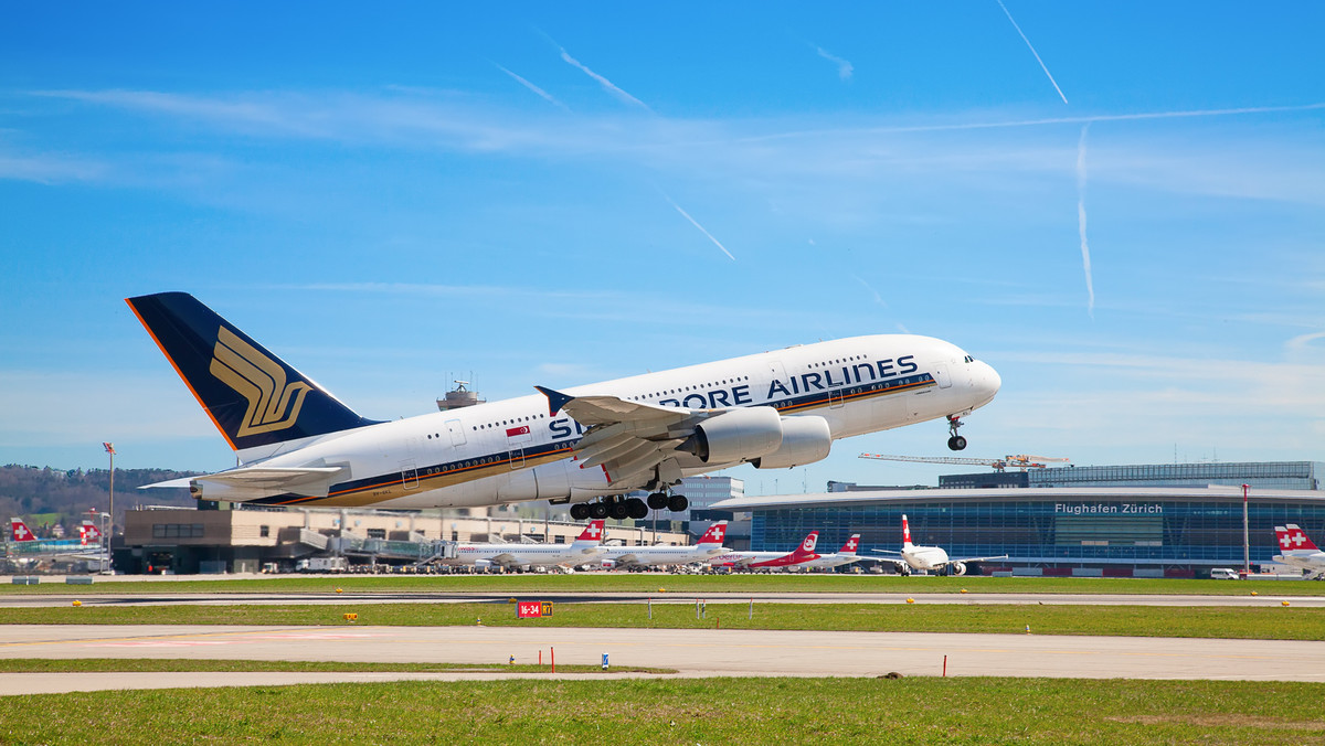 11 października samolot linii Singapore Airlines, który miał lecieć do Hongkongu, zaledwie godzinę przed startem runął dziobem na płytę lotniska Changi. Urwała się przednia goleń i w samolocie złożyło się podwozie. Nikt nie został ranny.