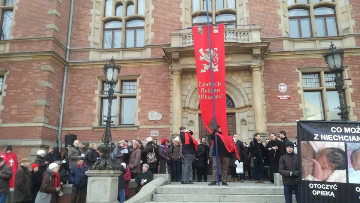 "Publiczny Różaniec o odnowę moralną Polski w Gdańsku" to wydarzenie, które organizuje Fundacja Pro - Prawo do Życia oraz Krucjata Młodych. W marcu taka modlitwa pod gdańskim Ratuszem przyciągnęła kilkadziesiąt osób. Była też niewielka kontrmanifestacja.