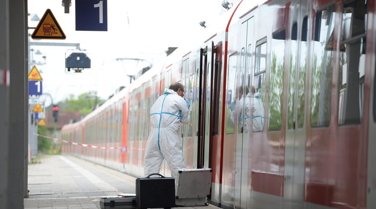 Késsel támadt az utasokra a terrorista / Fotó: MTI