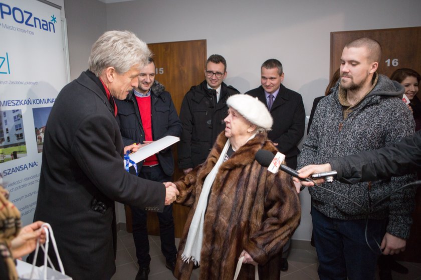 Prezydent Ryszard Grobelny przekazuje klucze do mieszkania Barbarze Augustyn